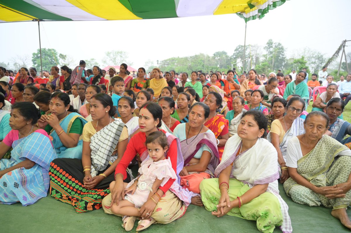 DilipSaikia4Bjp's tweet photo. 'আকৌ এবাৰ মোদী চৰকাৰ'
৪ নং দৰং-ওদালগুৰি লোকসভা সমষ্টিৰ অন্তৰ্গত শান্তিপুৰ খেলপথাৰত আজি নিৰ্বাচনী প্ৰচাৰ চলাই বিজেপি চৰকাৰৰ প্ৰতি ৰাইজৰ অকৃত্ৰিম মৰম স্বচক্ষে প্ৰত্যক্ষ কৰিলোঁ। অসমীয়া নববৰ্ষৰ উজ্জীৱিত পৰিৱেশত চৌদিশে শুনিবলৈ পোৱা গৈছে বিজেপিৰ বিজয়ৰ আগতীয়া ধ্বনি।
#ModiPhirSe https://t.co/2ZtNcADDL6