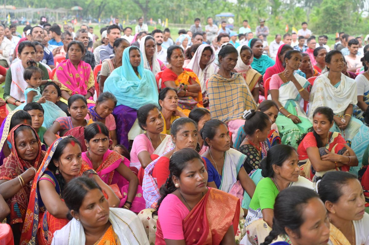 DilipSaikia4Bjp's tweet photo. 'আকৌ এবাৰ মোদী চৰকাৰ'
৪ নং দৰং-ওদালগুৰি লোকসভা সমষ্টিৰ অন্তৰ্গত শান্তিপুৰ খেলপথাৰত আজি নিৰ্বাচনী প্ৰচাৰ চলাই বিজেপি চৰকাৰৰ প্ৰতি ৰাইজৰ অকৃত্ৰিম মৰম স্বচক্ষে প্ৰত্যক্ষ কৰিলোঁ। অসমীয়া নববৰ্ষৰ উজ্জীৱিত পৰিৱেশত চৌদিশে শুনিবলৈ পোৱা গৈছে বিজেপিৰ বিজয়ৰ আগতীয়া ধ্বনি।
#ModiPhirSe https://t.co/2ZtNcADDL6
