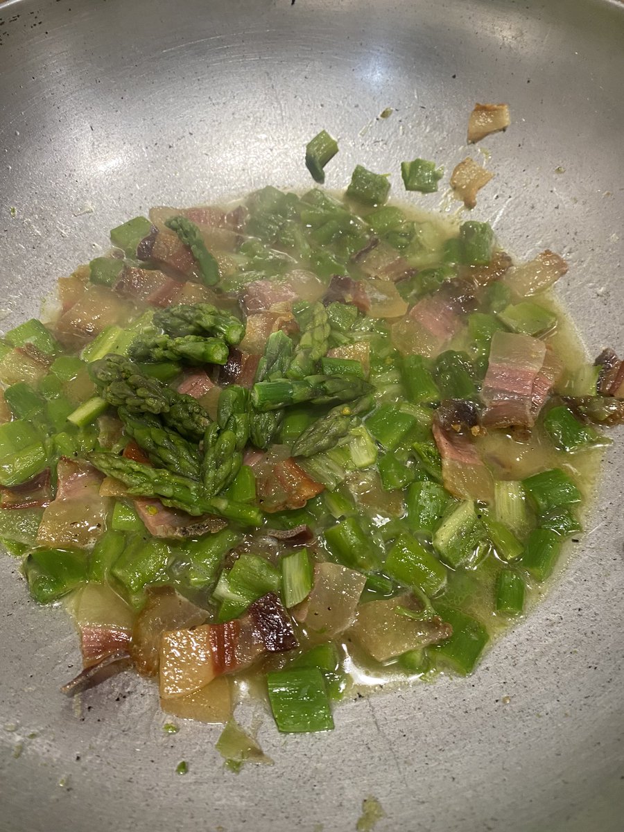 monteferristefa's tweet photo. Spaghettoni Guanciale Asparagi e Pecorino romano https://t.co/jkEAan5c5v
