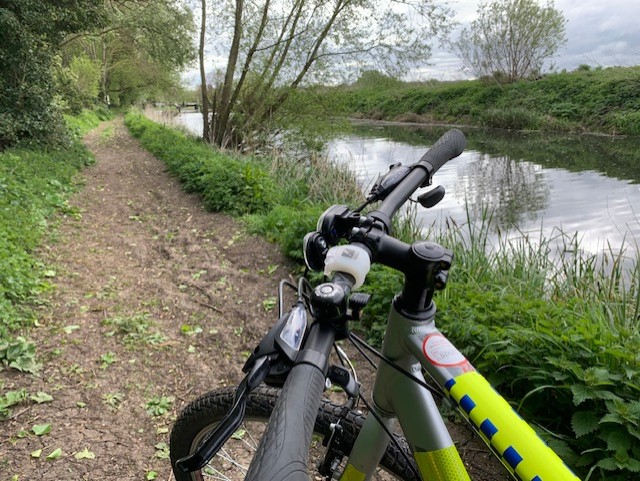 The bikes are back! Now its stopped raining we were out on rural cycle patrol in @EPChelmsford this morning. 9 miles along the river Chelmer, engaging with dog walkers and boat owners. We visited a farm for a catch up with the owner and gamekeeper. Bikes get places cars can't.