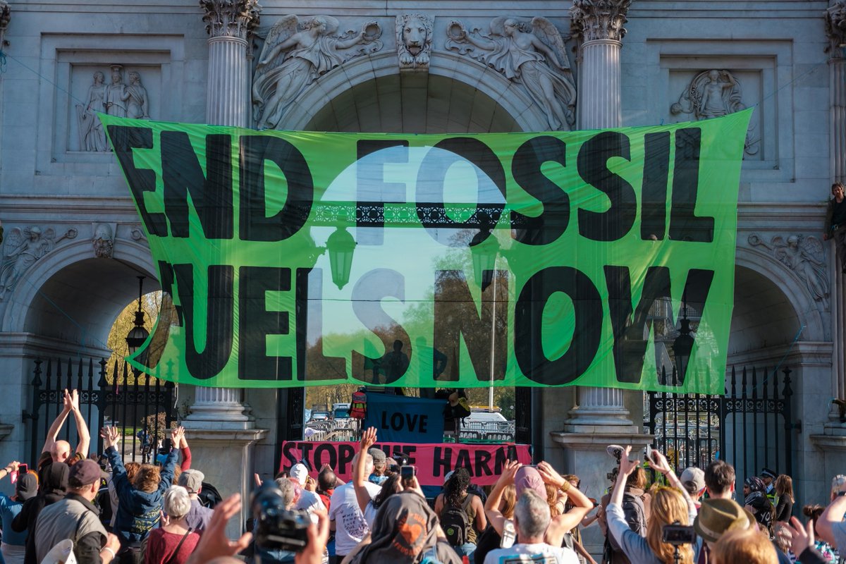 Despite climate pledges, the world's top economies pour billions into fossil fuels abroad ⚠️
@friends_earth report reveals #G20 & development banks funded $142bn for overseas projects from 2020-2023.

It's time to align actions with promises! #movethemoney
app.wedonthavetime.org/posts/d106b88a…