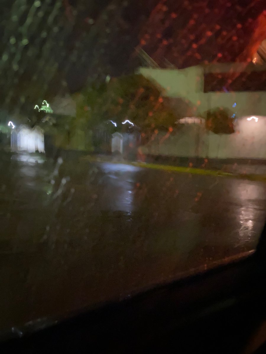 LolaPastrian_'s tweet photo. Llueve😭 https://t.co/mn6BdRgN08