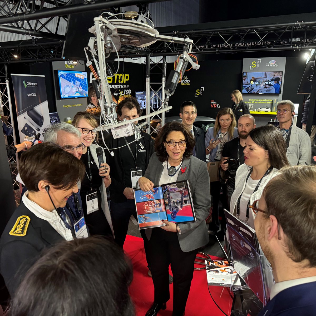 ✅ Rencontre avec les exposants, notamment avec les sociétés mayennaises Olfy (système olfactif pour casques de VR), <a href="/HRV_Simulation/">HRV</a> (simulation en VR au service des professionnels de la santé et de l’industrie) et <a href="/ImaginVr/">Imagin-VR</a> (solutions immersives de VR pour les professionnels).