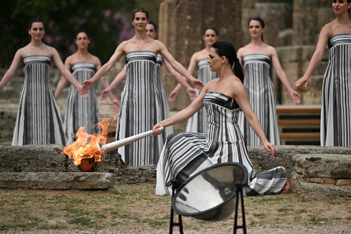 'Flamme olympique allumée à Olympie pour #Paris2024, devant le temple d'Héra. Thomas Bach présent. Retour aux racines ou simple nostalgie? #Olympisme'