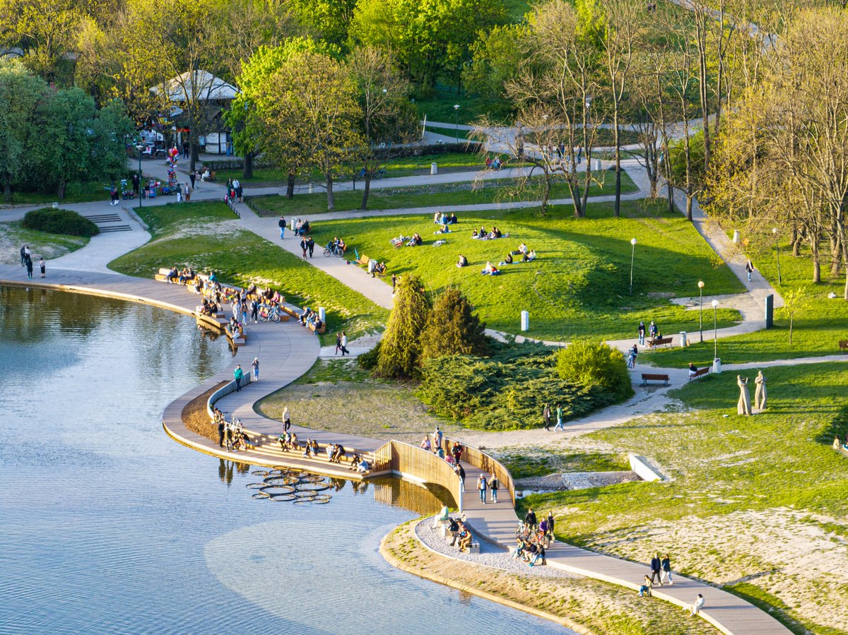 The Pole Mokotowskie looks amazing, you have to see it for yourselves! 🌳🌱🌾
#discoverwarsaw