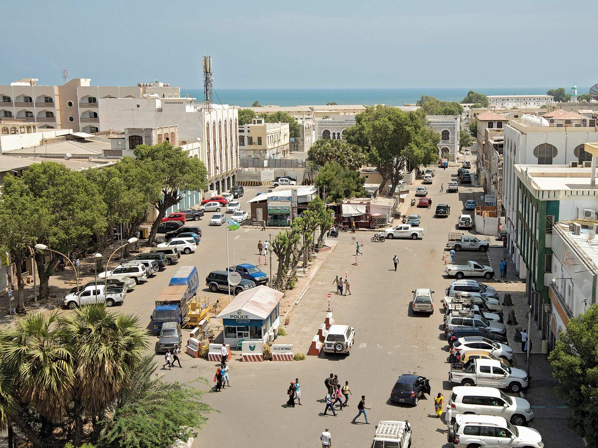 L'économie de Djibouti est en récession depuis 2023 et le sera jusqu'en 2025.

PIB de Djibouti 1985-2024.

Le PIB de Djibouti en 2022 était de 3,52 milliards de dollars, en hausse de 4,24 % par rapport à 2021.

Récession de l'économie djiboutienne en même temps que le chômage…