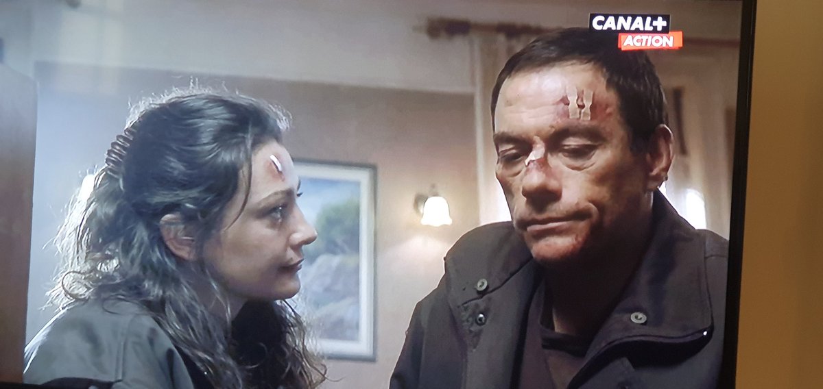 Un @JCVD glané au hasard d'un zapping intensif pour se détendre en vacances dans une lointaine contrée, juste le temps que la pluie s'estompe. Énorme doute à la toute fin du film : la capitaine aurait aimé qu'il reste mais la femme de Jean-Claude l'attend à la Nouvelle-Orléans 😫