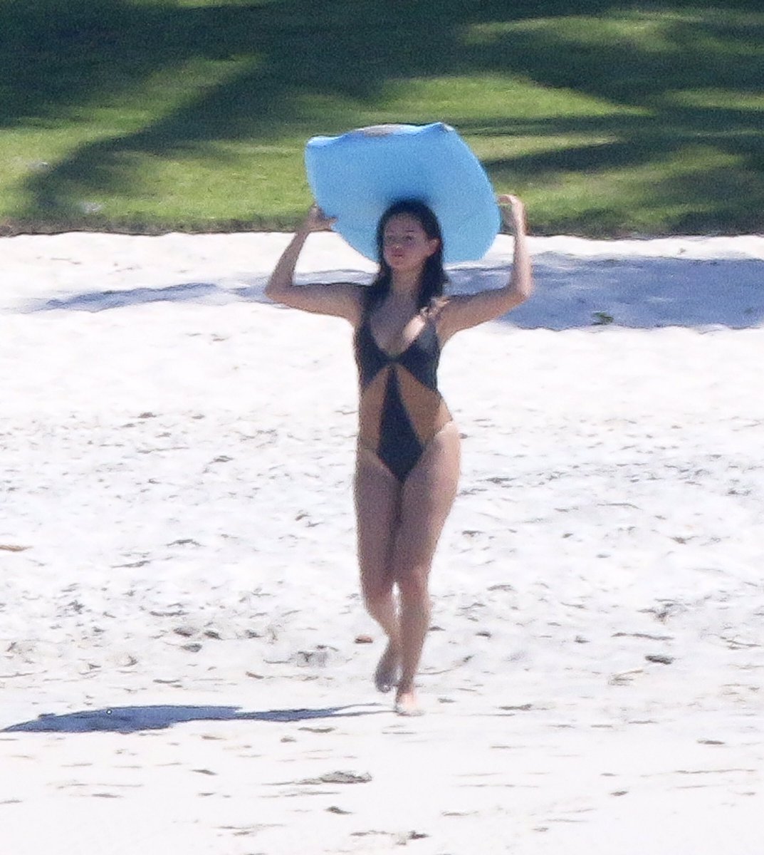 April 16, 2015 | Selena Gomez at a beach in Puerto Vallarta, Mexico 🇲🇽