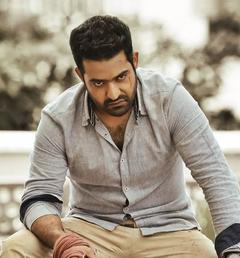 Ok let's decide which hero among these two have more mass  fanbase.

Let's Settle This one !!! 

1 like = 1 point
1 RT = 2 points

#Prabhas 🔄                           #JrNTR ♥️