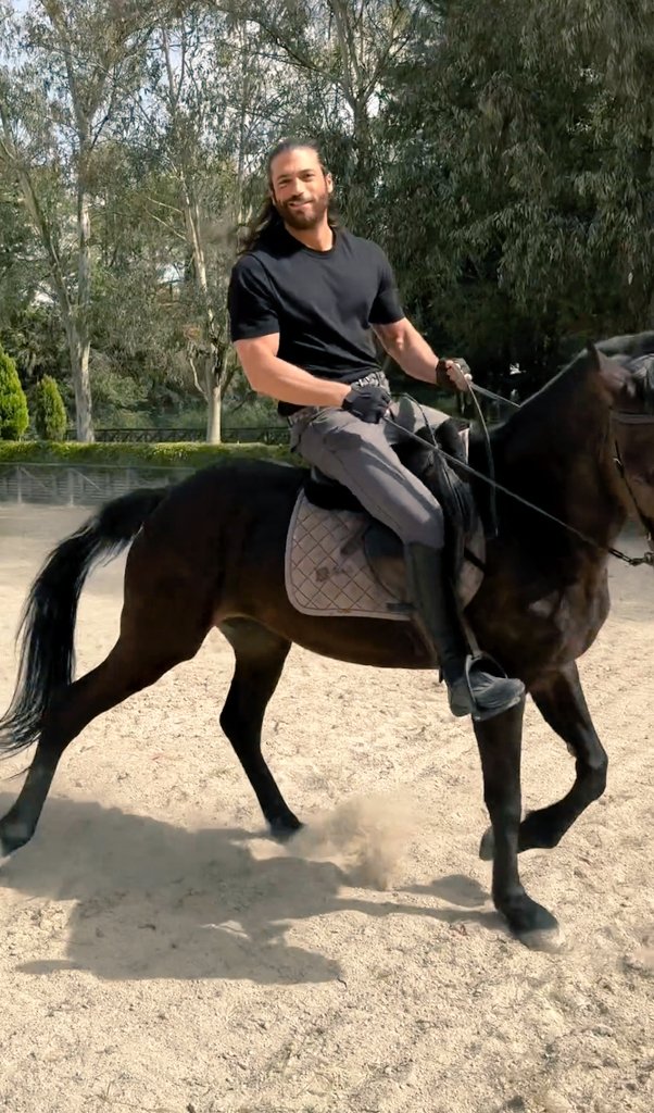 Series_Mil's tweet photo. ¡#Sandokan montando a caballo! Y #CanYaman, viviendo su sueño, feliz 😊 "Vamos a hacer un trabajo bellísimo". No lo dudamos 😎

El besito al caballo 😍 https://t.co/xzJrfrth9O