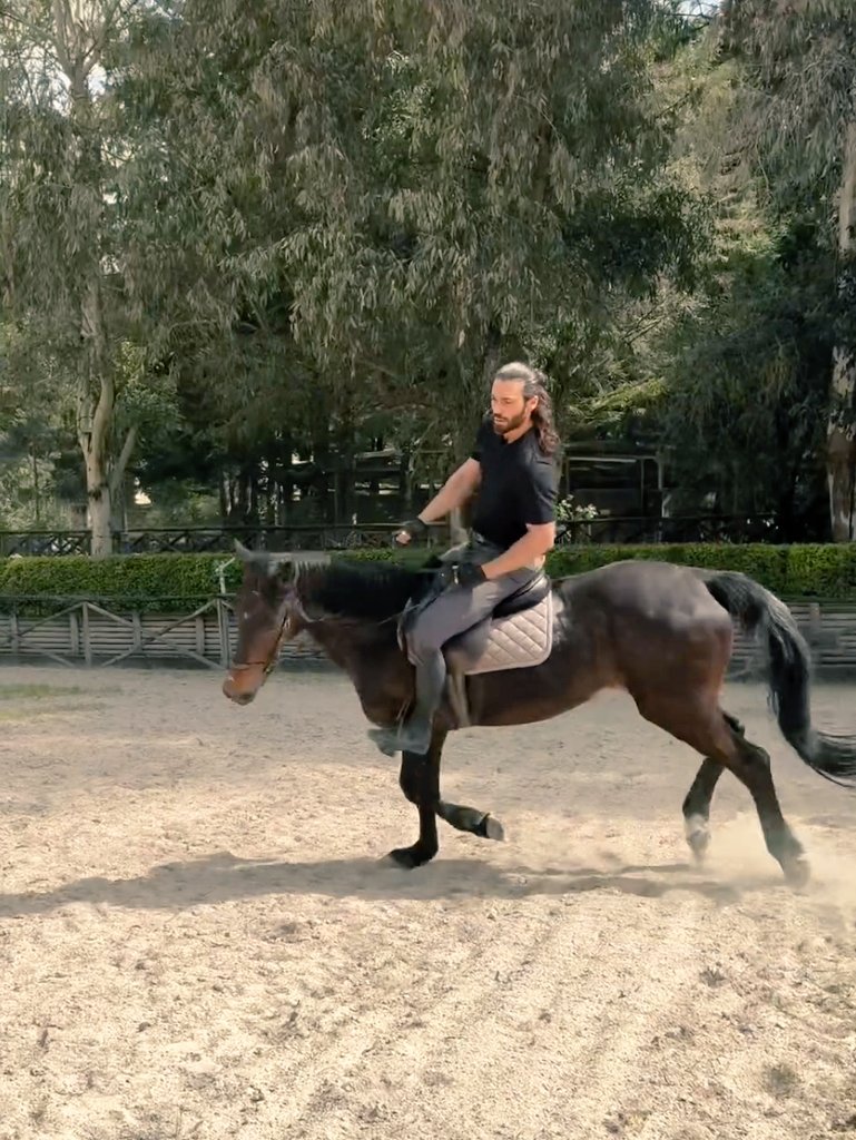 Series_Mil's tweet photo. ¡#Sandokan montando a caballo! Y #CanYaman, viviendo su sueño, feliz 😊 "Vamos a hacer un trabajo bellísimo". No lo dudamos 😎

El besito al caballo 😍 https://t.co/xzJrfrth9O