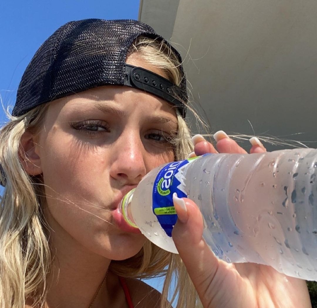 sobre mim 

★ idade - 21
★ sexualidade - hetero
★ mbti - sim
★ aniversário - 15/12
★ altura - 1,60
★ status - solteira
★ pets - ferrugem, gato laranja
★ piercings - 0
★ tattoos - 3
★ cor fav - verde
★ time - vascão e palmeiras
★ moro em - casa