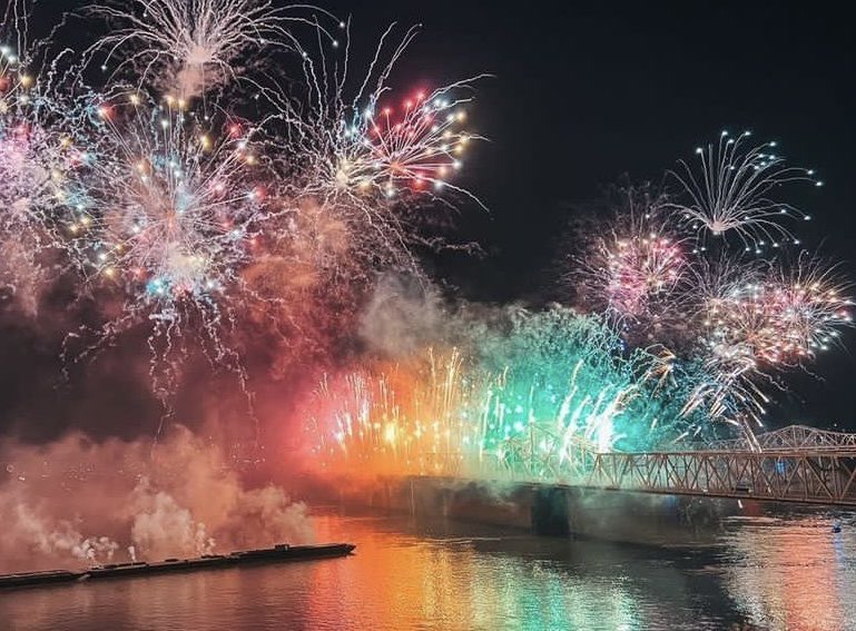 Your complete guide to @KyDerbyFestival Thunder Over Louisville parties: do502.com/thunder. #WhatToDoInThe502 #WhatToDo #Do502 #DoMORE #DoStuff #ThunderOverLouisvile
📸: Louisville Tourism