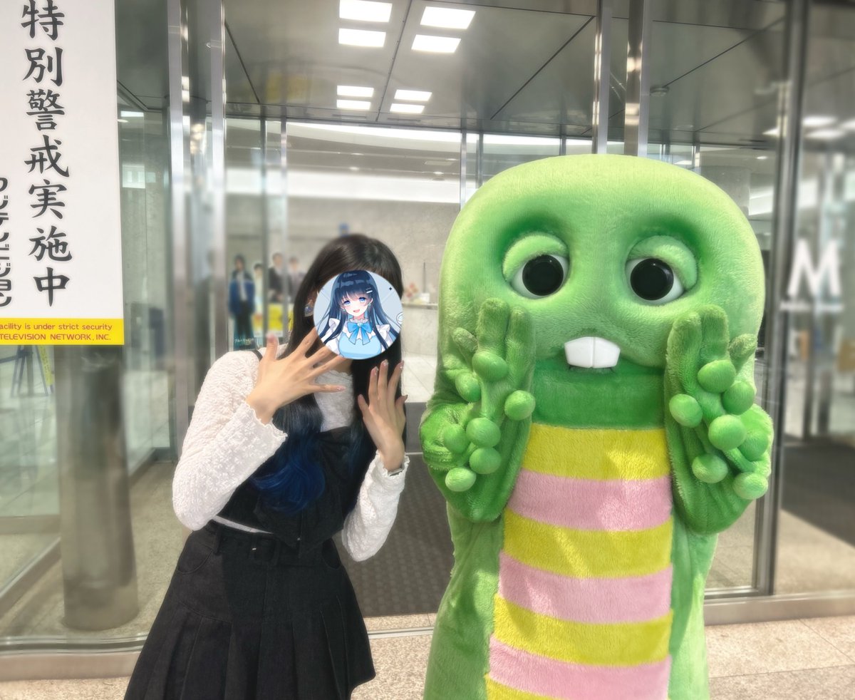 あ…ありのまま今起こった事を話すぜ！ フジテレビでたまたまガチャピンさんと遭遇してお写真撮って頂いた！スーパースターご多忙な中神対応過ぎるって！生きててこんな事あるんだ！？ありがとうございます！Happy！ #ガチャピン