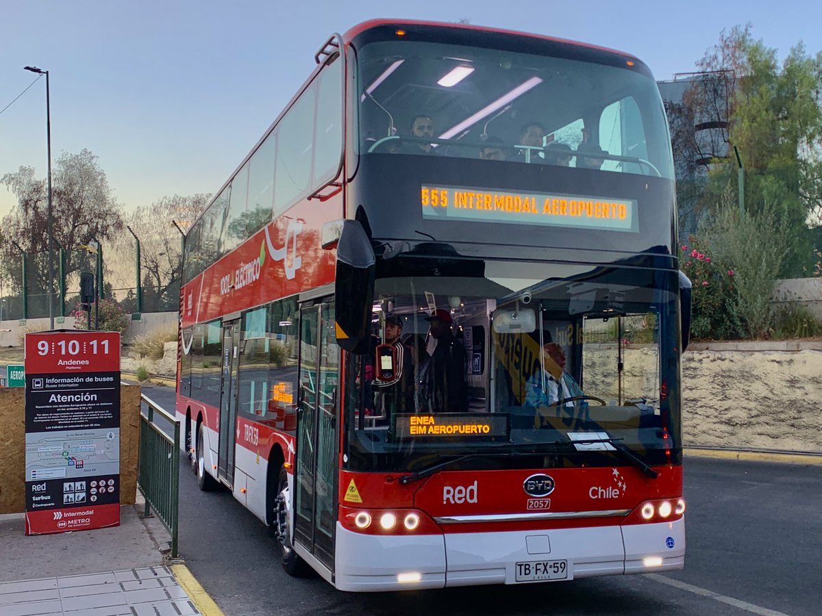 Red_Movilidad's tweet photo. 🔴⚪En 🚍#2Pisos al Aeropuerto✈️
¿Saldrás de viaje? Disfruta de vistas panorámicas y 👀mira despegar los aviones durante tu trayecto en el 🚍555  entre 🚇 #Pajaritos y la Intermodal Aeropuerto - Red Movilidad ✈️. https://t.co/jH9OFUMhpI