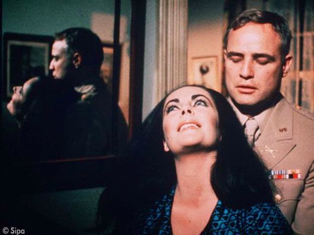 Un acteur nommé désir… Avec «Reflets dans un œil d’or» (1967) John Huston a placé Marlon Brandon au cœur d’un huis clos où s’exacerbent tous les désirs. Des images de Brando en uniforme dans ce film ont été reprises dans «Apocalypse Now» pour figurer Kurtz jeune @GarconsOfficiel