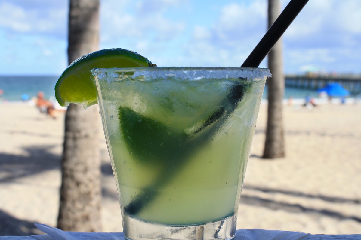 Enjoy a refreshingly sweet w/ a little tang, Aruba's house Margarita, for 5 bucks on Tequila Tuesday! 🍋🍹🌺🌴 #happyhour #4to7pm #monthrufri #atthebarsonly #islandcocktails #freshseafood #livemusic #lbts #arubabeachcafe