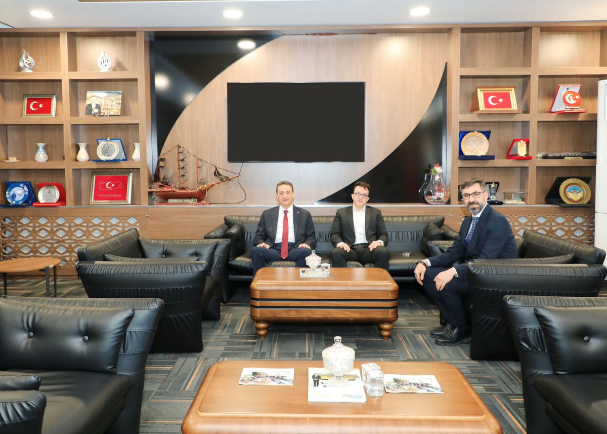 Bitlis Valisi Sayın Erol Karaömeroğlu ve Bitlis Cumhuriyet Başsavcısı Sayın Durmuş Ali Karakoca,Belediye Başkanımız Sayın Nesrullah Tanğlay'a hayırlı olsun ziyaretinde bulundular. Nazik ziyaretleri için teşekkür ederiz.