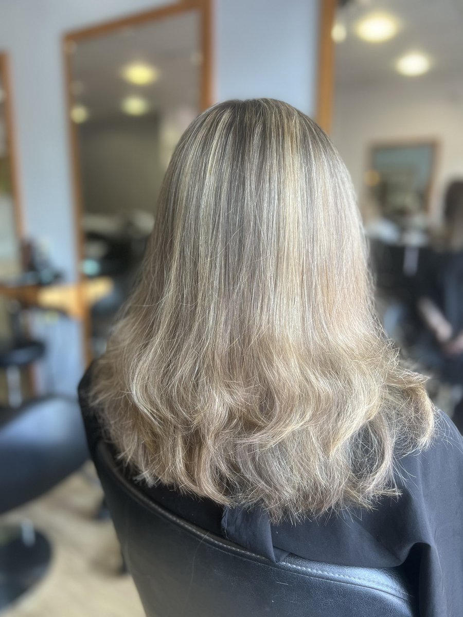 headmasters_ltd's tweet photo. From brunette to blonde. Summer is coming! ☀️🪄✨🤩💛
#blonde #blondehair #summer #summervibes #aveda #vegan https://t.co/gpjTQPRcMW