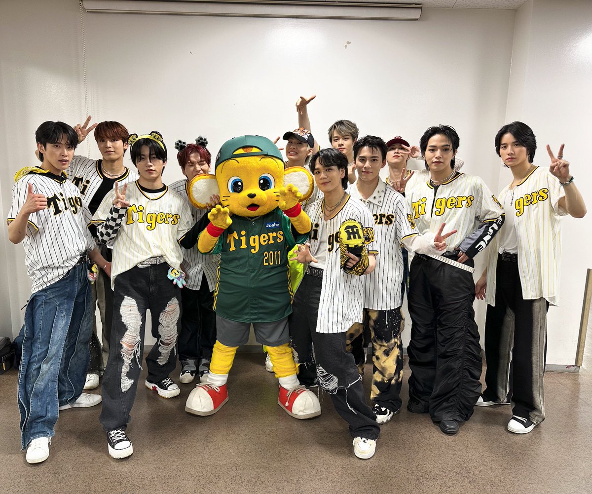 TigersDreamlink's tweet photo. 4月16日巨人戦、本日の試合にはスペシャルゲストで『JO1』さんがお越しいただき、試合前の甲子園球場を盛り上げていただきました！
#JO1
#キー太
#阪神タイガース
#ARE_GOES_ON https://t.co/cRCEe1thEU