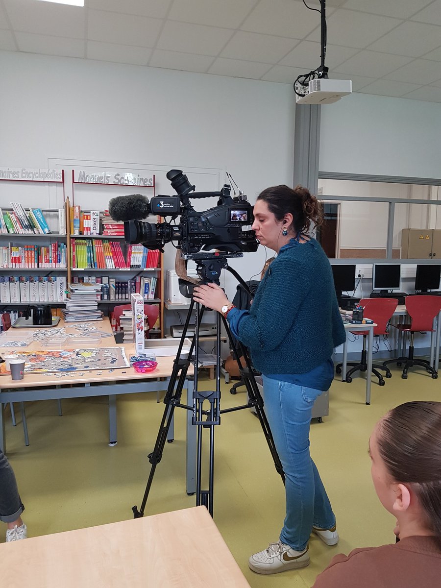 GeraldineB036's tweet photo. Rencontre avec 2 journalistes au #CDI du collège @LaFayette036 @Chateauroux36 @ac_orleanstours
Aujourd hui, tournage pour l émission #questionsdegeneration sur @F3Centre Les élèves de la #Webradio ont préparé des questions sur l actualité qu'ils ont posé face caméra. https://t.co/83G1TMYFN9