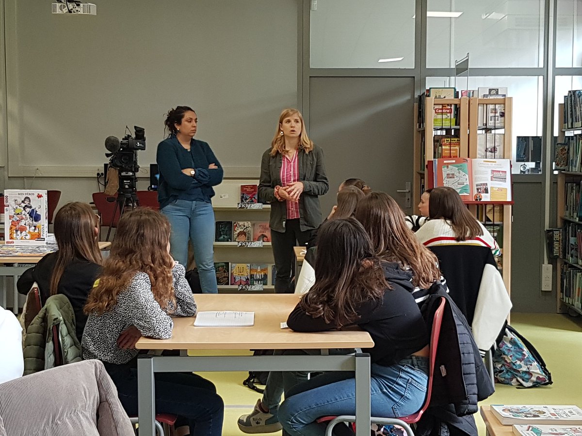GeraldineB036's tweet photo. Rencontre avec 2 journalistes au #CDI du collège @LaFayette036 @Chateauroux36 @ac_orleanstours
Aujourd hui, tournage pour l émission #questionsdegeneration sur @F3Centre Les élèves de la #Webradio ont préparé des questions sur l actualité qu'ils ont posé face caméra. https://t.co/83G1TMYFN9