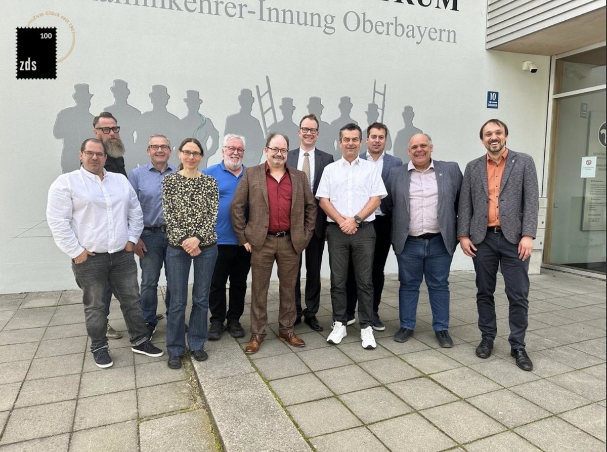 ZDS_News's tweet photo. Das Neuordnungsverfahren der Ausbildungsverordnung geht in München in die 4. Runde.
👉🏽 Es ist wichtig für uns, an diesen Sitzungen teilzunehmen, damit wir einen zukunftsfähigen Beruf mitgestalten können. 

#obenmitspielen #einzds #wirsinddabei https://t.co/d2wizZe2Wy