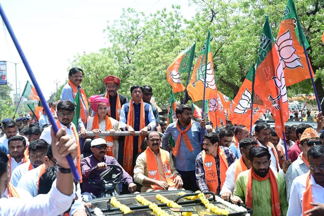 Nimu_Bambhaniya's tweet photo. ભાવનગર બોટાદ- ૧૫ લોકસભા ભાજપના ઉમેદવાર તરીકે નામાંકન ભરવા માટે કેન્દ્રીય આરોગ્ય મંત્રી શ્રી મનસુખભાઈ માંડવીયા સાહેબ ની વિશેષ ઉપસ્થિતિમાં આજે વિજય સંકલ્પ રેલીનું આયોજન કરવામાં આવેલ.

આ નામાંકન પ્રસંગે કેન્દ્રીય આરોગ્ય મંત્રી શ્રી મનસુખભાઇ માંડવીયા, ક્લસ્ટર પ્રભારી શ્રી ભુપેન્દ્રસિંહ ચુડાસમા, સાંસદ શ્રી ભારતીબેન શિયાળ, લોકસભાના પ્રભારી શ્રી બ્રજેશભાઈ મેરજા, સંયોજકશ્રી હરૂભાઇ ગોંડલીયા, ભાવનગર શહેર ભાજપ અધ્યક્ષ શ્રી અભયભાઈ ચૌહાણ, ભાવનગર જિલ્લા અધ્યક્ષ શ્રી આર. સી મકવાણા, બોટાદ જિલ્લા અધ્યક્ષ શ્રી મયુરભાઈ પટેલ તેમજ સહિત શહેર અને જિલ્લા સંગઠનના પદાધિકારીશ્રીઓ, વિવિધ વિધાનસભાના ધારાસભ્યશ્રીઓ, શહેર- જિલ્લાના વર્તમાન અને પૂર્વ લોકપ્રતિનિધિઓ, લોકસભાના મધ્યસ્થ અને સાતેય વિધાનસભા કાર્યાલયના હોદ્દેદારો, વરિષ્ટ આગેવાનો અને બુથ સ્તરના પ્રમુખો, હોદ્દેદારો અને કાર્યકર્તાઓ, પ્રિન્ટ અને ઇલેક્ટ્રોનિક મીડિયા પરિવાર ઉમંગભેર ઉપસ્થિત રહ્યા હતાં.