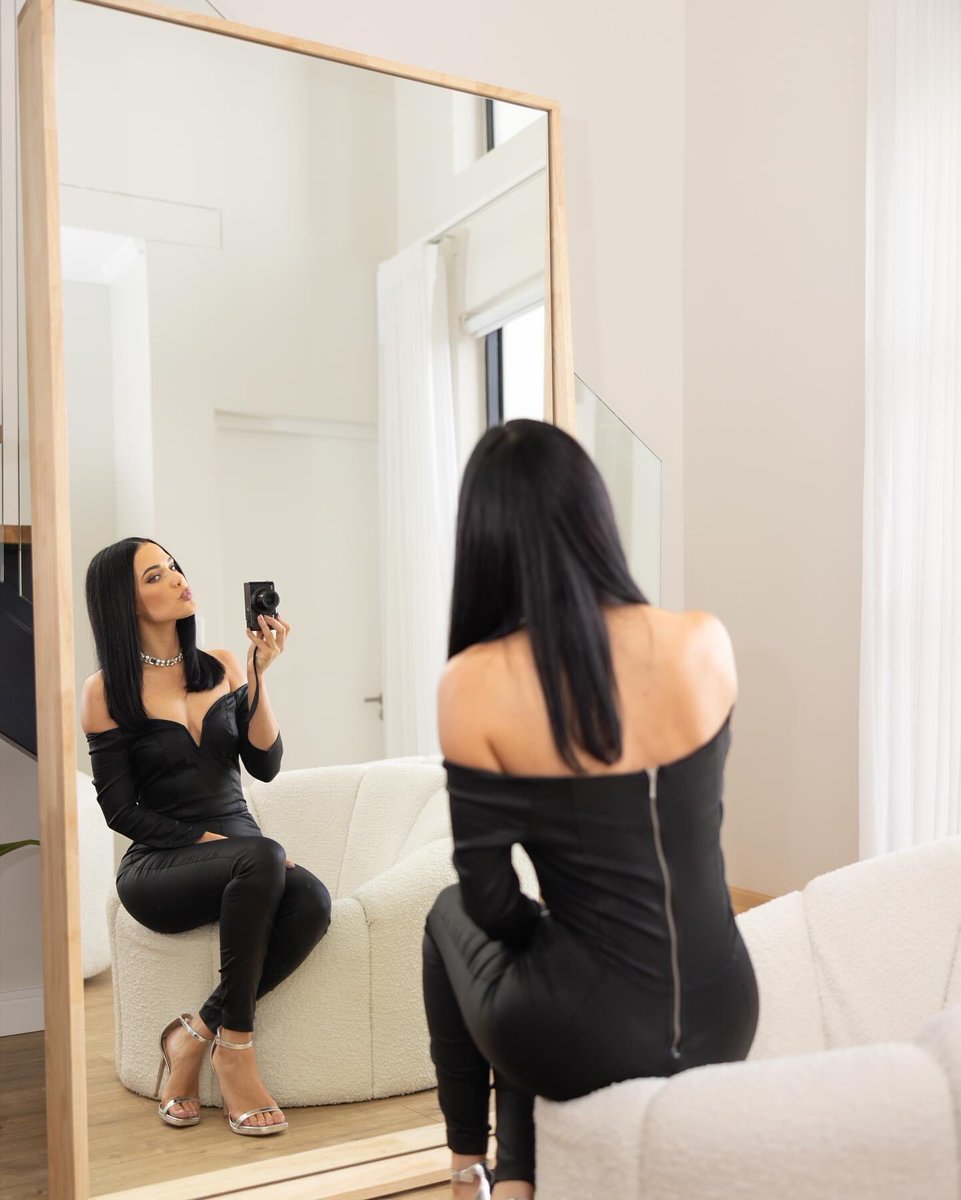 Mirror selfies on repeat with the schönn furniture Harri Mirror! 📸🪞 #misssa2023 #schönn #furniture #mirrorselfie