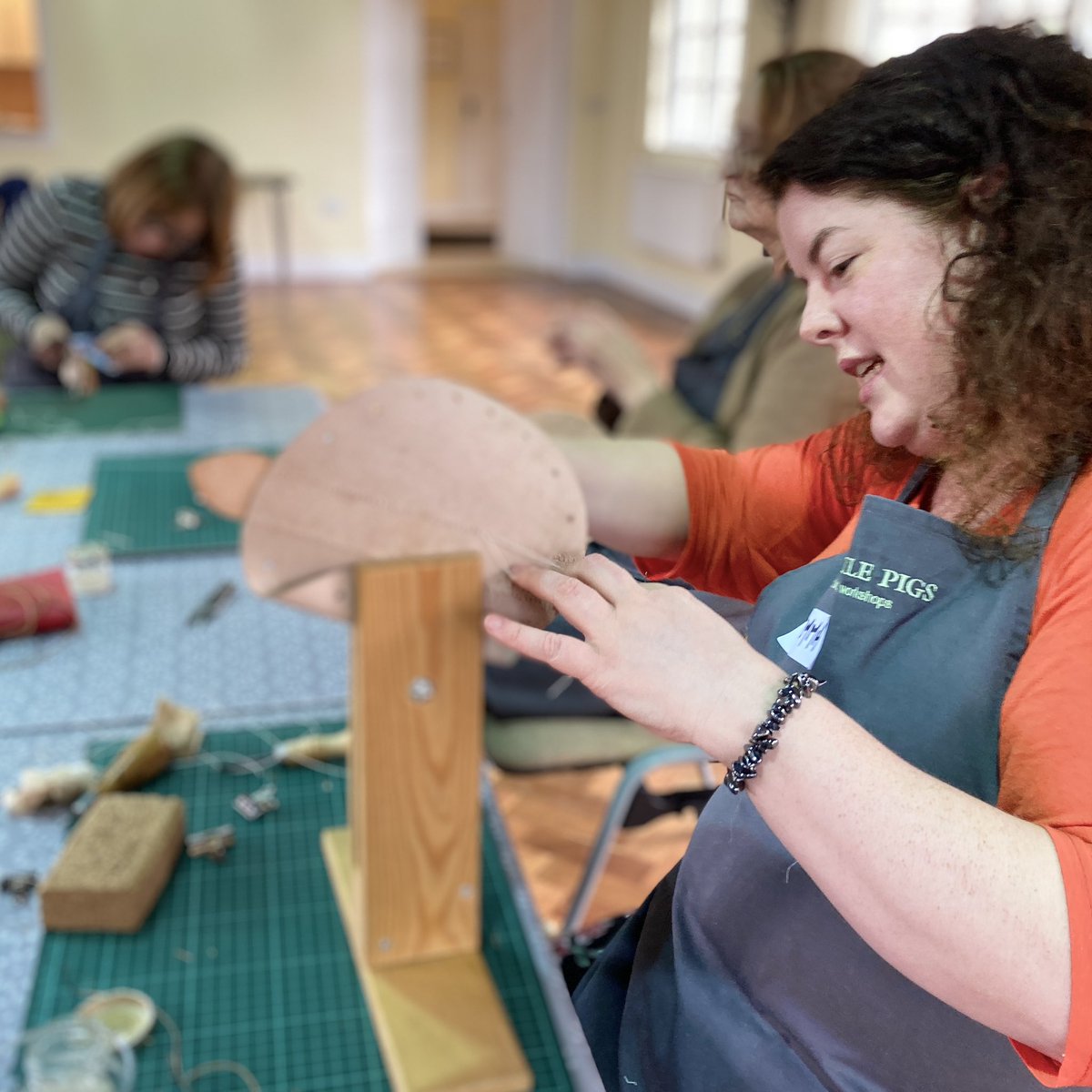 Craft_Workshops's tweet photo. Our weekend of crafting continued on Sunday with our LEATHER WORKSHOP, where our lovely workshoppers each made a leather notebook and a leather drawstring pouch. An absolute joy of a day, full of crafting, learning and great conversation! #tlpcraftworkshops https://t.co/L4X4i0hKvv