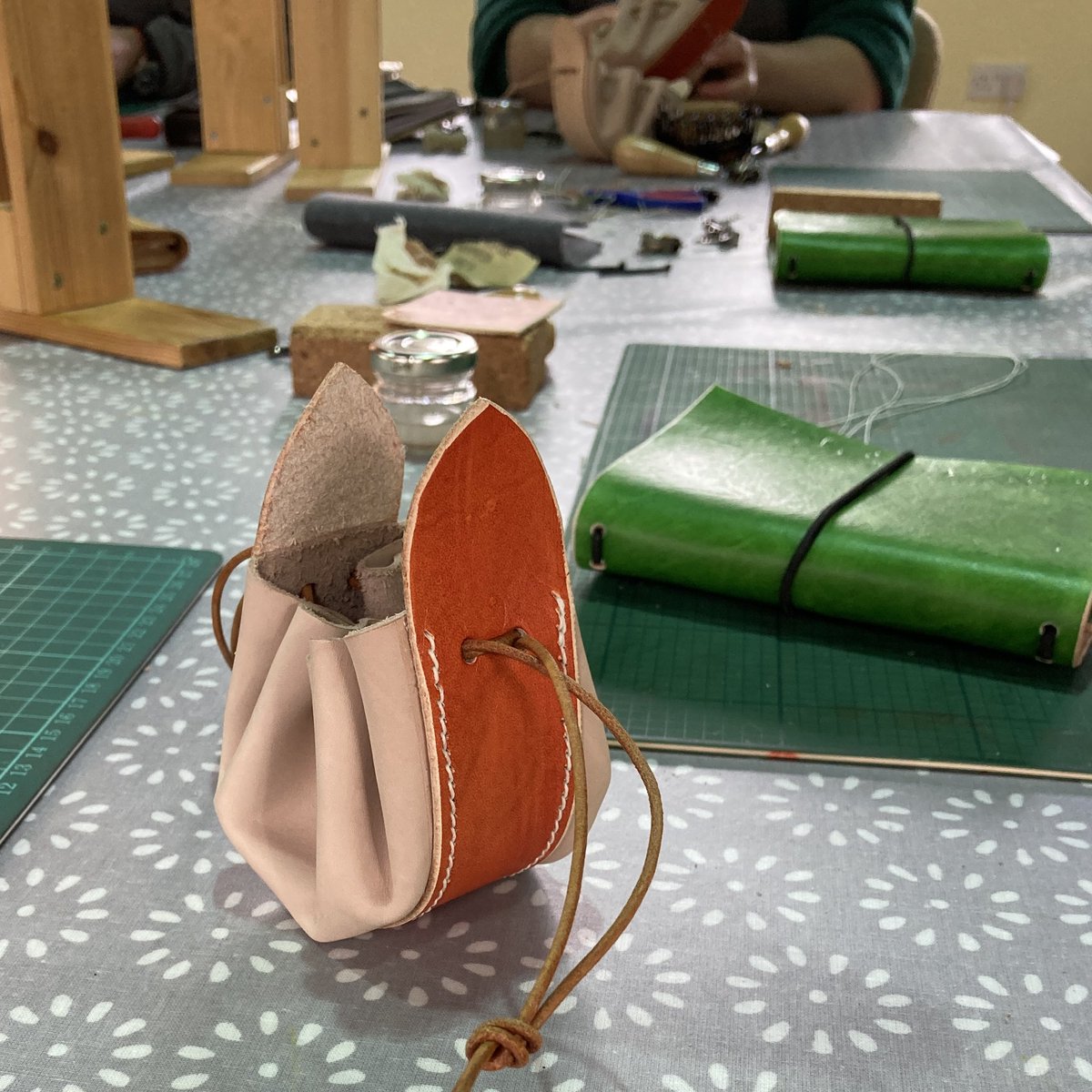 Craft_Workshops's tweet photo. Our weekend of crafting continued on Sunday with our LEATHER WORKSHOP, where our lovely workshoppers each made a leather notebook and a leather drawstring pouch. An absolute joy of a day, full of crafting, learning and great conversation! #tlpcraftworkshops https://t.co/L4X4i0hKvv