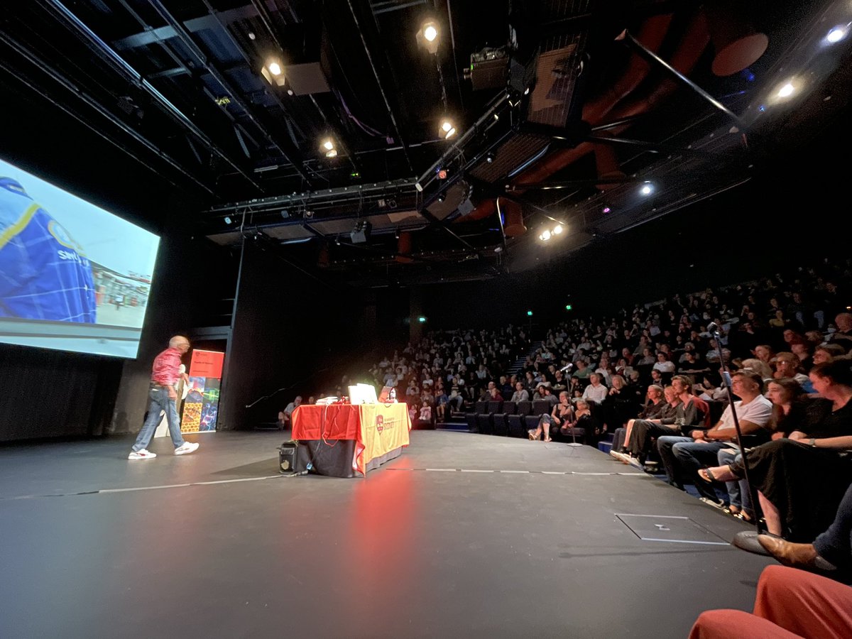 @DoctorKarl works his magic @SeymourSydney -- great to see so many scientists-to-be lined up to ask questions! @Sydney_Science @Sydney_Uni