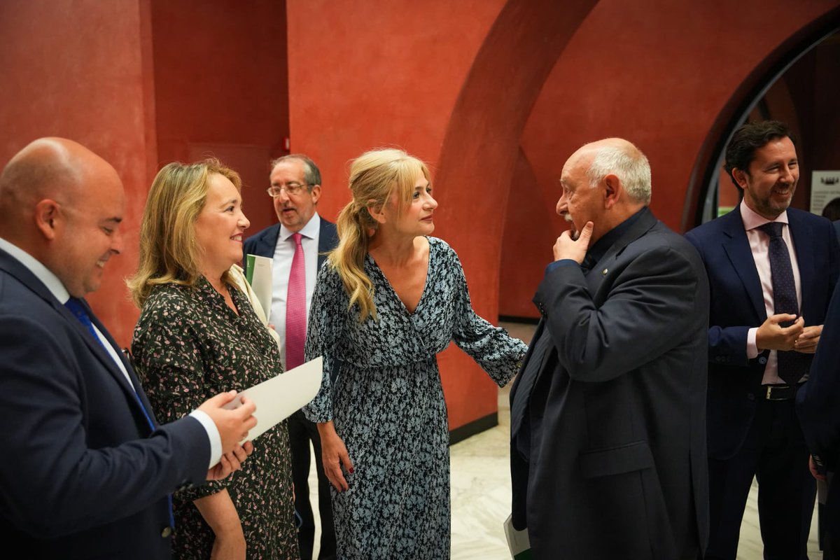 Patricia_Pozo_'s tweet photo. Firmamos el acuerdo para la gestión y el abono del alta en la Seguridad Social que equipara a todo el alumnado en prácticas de @FPAndaluza de los centros sostenidos con fondos públicos. Muchas gracias por vuestro trabajo y colaboración. https://t.co/kt4b21CqGa