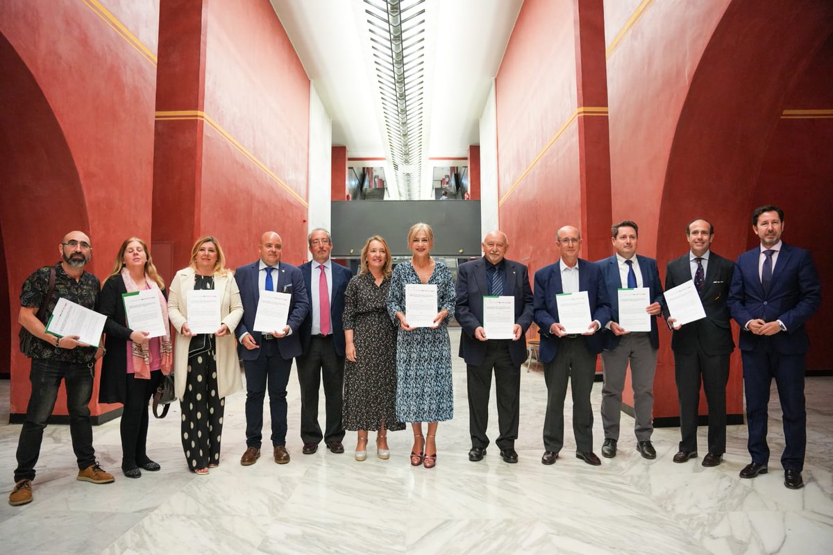 Patricia_Pozo_'s tweet photo. Firmamos el acuerdo para la gestión y el abono del alta en la Seguridad Social que equipara a todo el alumnado en prácticas de @FPAndaluza de los centros sostenidos con fondos públicos. Muchas gracias por vuestro trabajo y colaboración. https://t.co/kt4b21CqGa