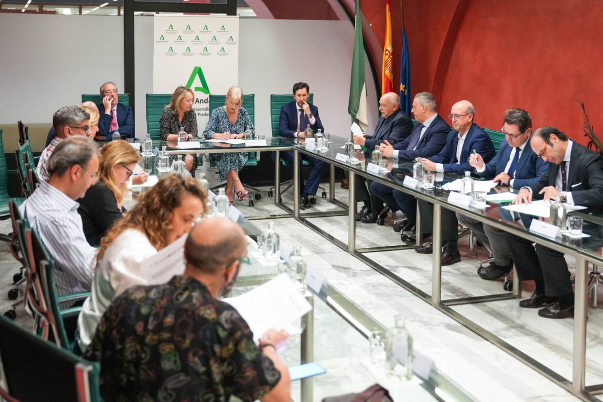 Patricia_Pozo_'s tweet photo. Firmamos el acuerdo para la gestión y el abono del alta en la Seguridad Social que equipara a todo el alumnado en prácticas de @FPAndaluza de los centros sostenidos con fondos públicos. Muchas gracias por vuestro trabajo y colaboración. https://t.co/kt4b21CqGa
