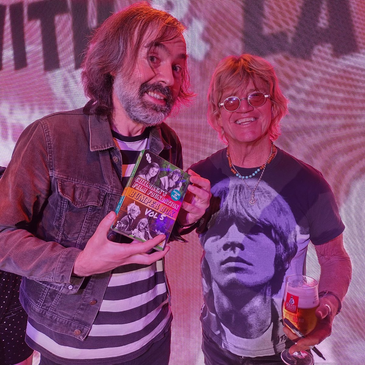 Smashing showbiz tale-telling by legends @Robin_Askwith and George Layton in London last night. I gave Robin his @BFI CHILDREN'S FILM FOUNDATION BUMPER BOX 5 - he's brill in THE HOSTAGES, one of 9 feature-length retro corkers on here, and writes about it in the booklet!