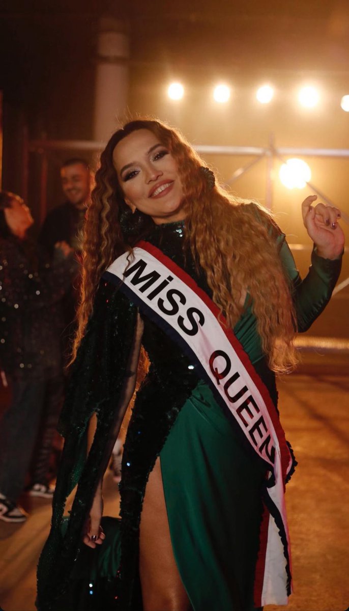 Miss Queen 👑 <a href="/DemetAkalin/">Demet Akalin</a> 

#KarıştırıcamOUykularını 

21 Nisan’ı bekleyin 🔥 #DPop 

Söz-Müzik: <a href="/sinanakcil/">Sinan Akçıl</a> 

Yapım: <a href="/DMCcomtr/">DMC</a> <a href="/SamsunDemir/">Samsun Demir</a>