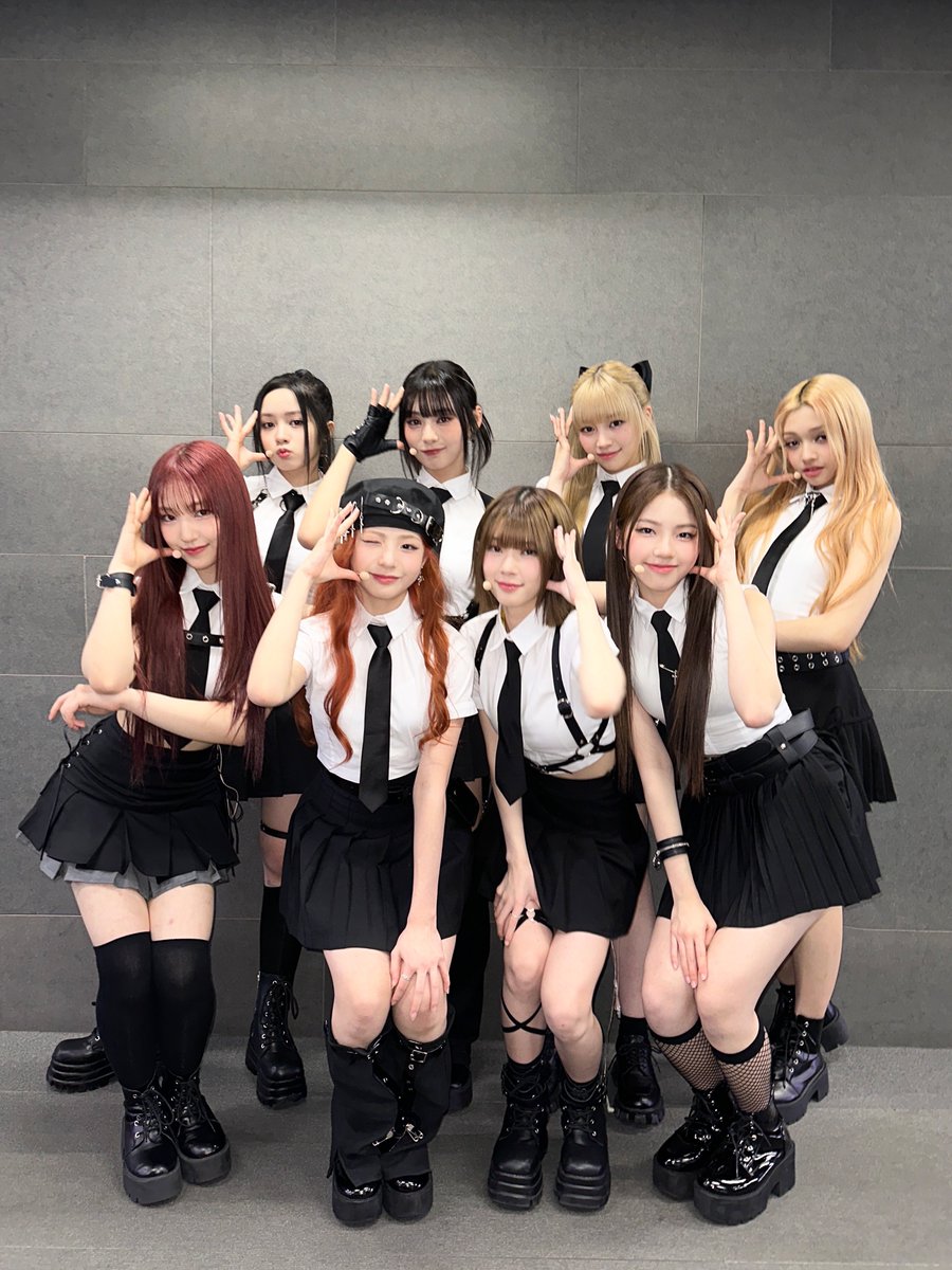 UNIS_offcl's tweet photo. 유니스가 데뷔한지 벌써 3주라는 시간이 흘렀습니다ㅜ! 🎉 
오늘 더쇼가 마지막 음악방송 활동이었는데, 많은 팬 여러분께서 와주셔서 너무 기뻤어요🥹!! 여러분께 다양한 모습을 보여드리고 싶어서 매 무대마다 다른 컨셉으로 나타났었는데, 어떤 컨셉이 제일 잘 어울렸는지 너무 궁금해용!! 항상 유니스를 응원해 주셔서 감사드리며, 앞으로도 열심히 하는 유니스 될 테니 끝까지 함께해요~~ 사���해요!!💕💕🫶

#THESHOW #더쇼
#UNIS #유니스
#YUNHA #방윤하
#UNI_Story #WE_UNIS
#SUPERWOMAN #슈퍼우먼