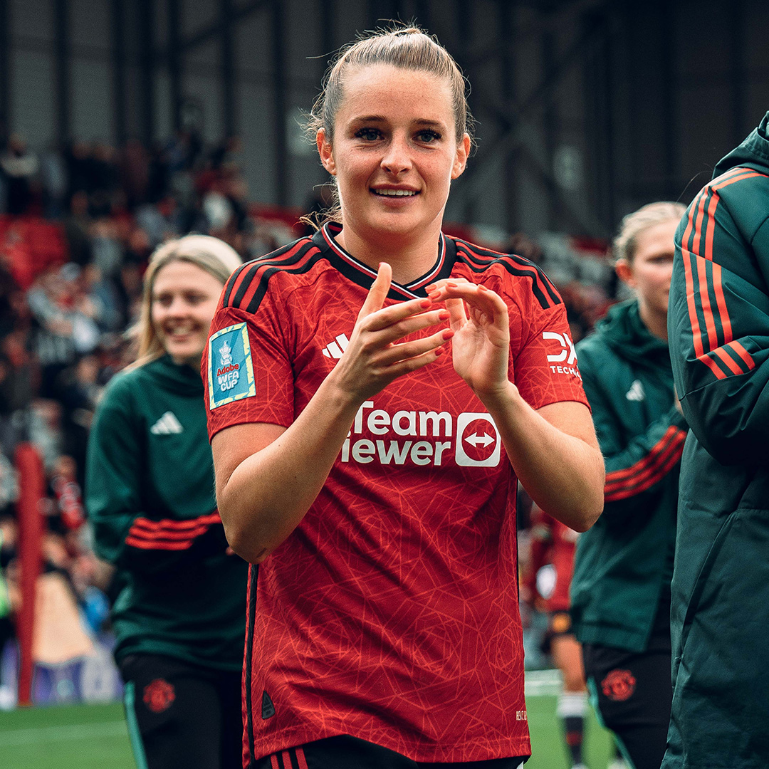 ManUtdWomen's tweet photo. Well done, Tooney! 👏

🏴󠁧󠁢󠁥󠁮󠁧󠁿 @EllaToone99 has been named the @PFA's Fans' Player of the Month for March 🏅

#MUWomen