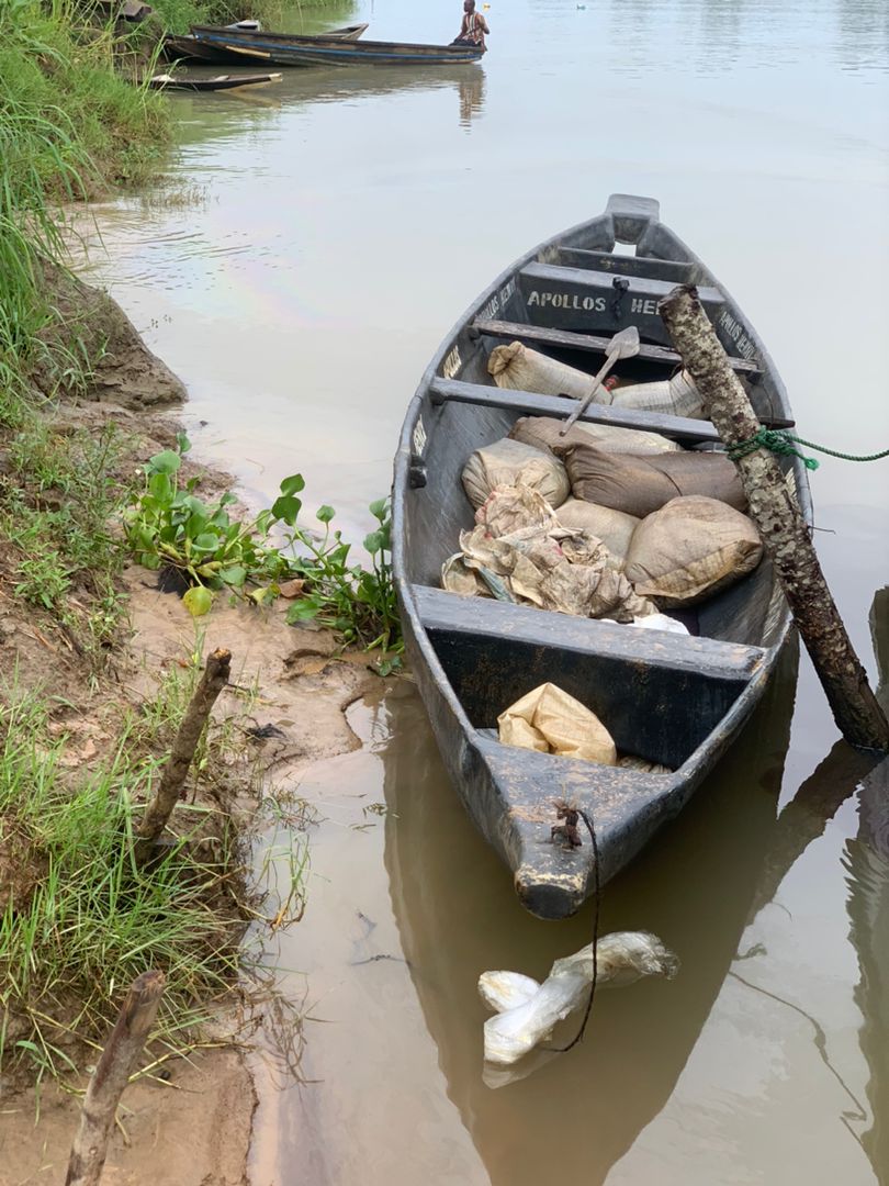 Operation DELTA SANITY: On Friday 12 April 2024, Nigerian Navy Ship SOROH identified and seized a wooden boat laden with illegally refined AGO at Amassoma, Bayelsa State. #NigerianNavy #CrudeOilTheft #OperationDeltaSanity #TheNigerianNavyIsUndettered #OnwardTogether