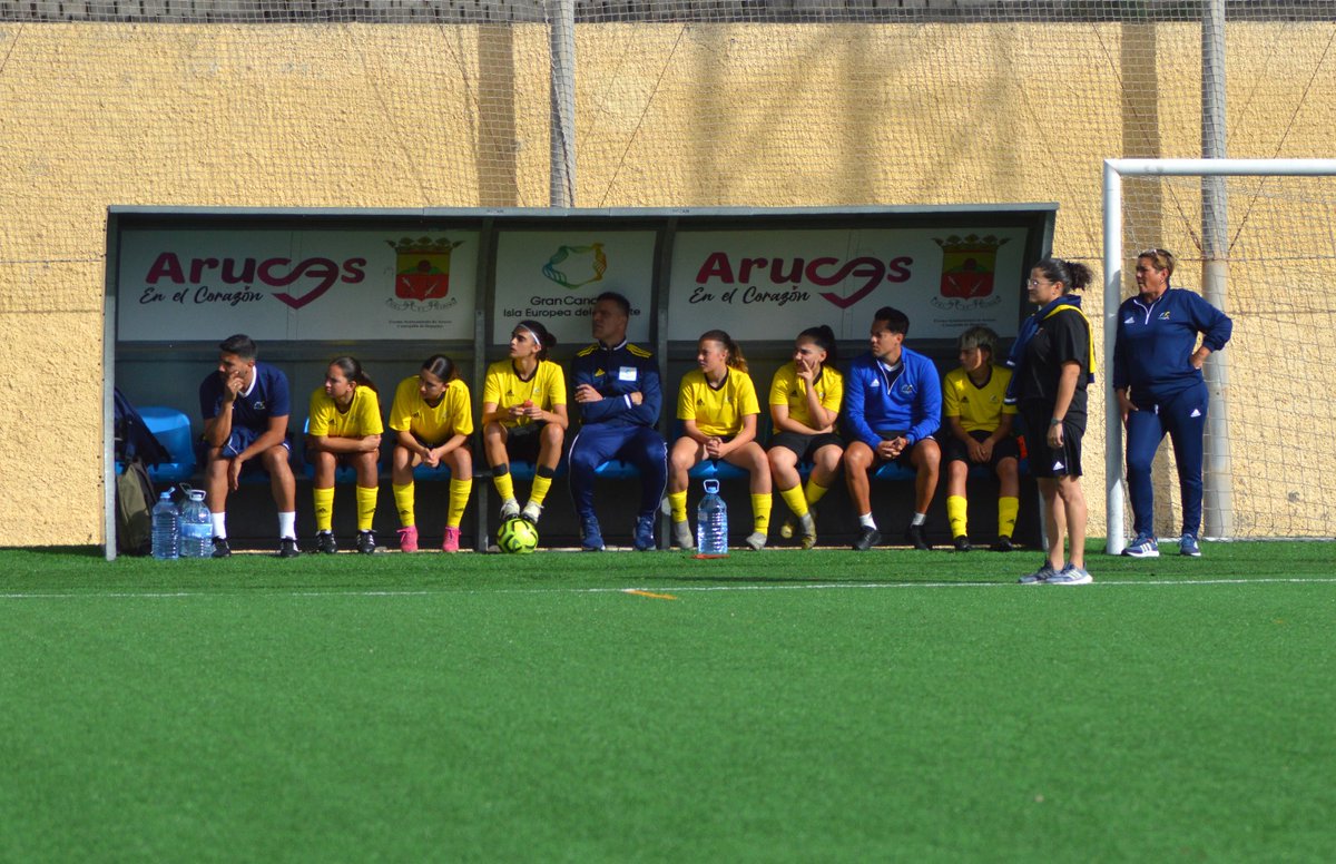 🇮🇨⚽️ | La #SelecciónCanaria Sub-15 femenina sigue preparando la Fase Final Oro 📆Martes 🕓17:00 🏟️Parque Atlántico 📋18 jugadoras 🛡️11 clubes ℹ️⬇️ fiflp.com/comunicaci%C3%…
