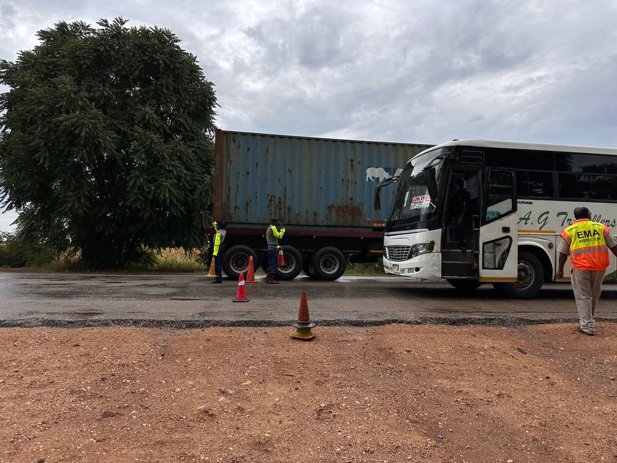 Ongoing awareness and compliance road blocks along the Harare – Chirundu, Chinhoyi – Chegutu and Harare – Bulawayo highways. #ZeroToleranceToLitter #ReduceReuseRecycle #GoGreenToBreatheClean. @ChigonaEma @SteadyKangata