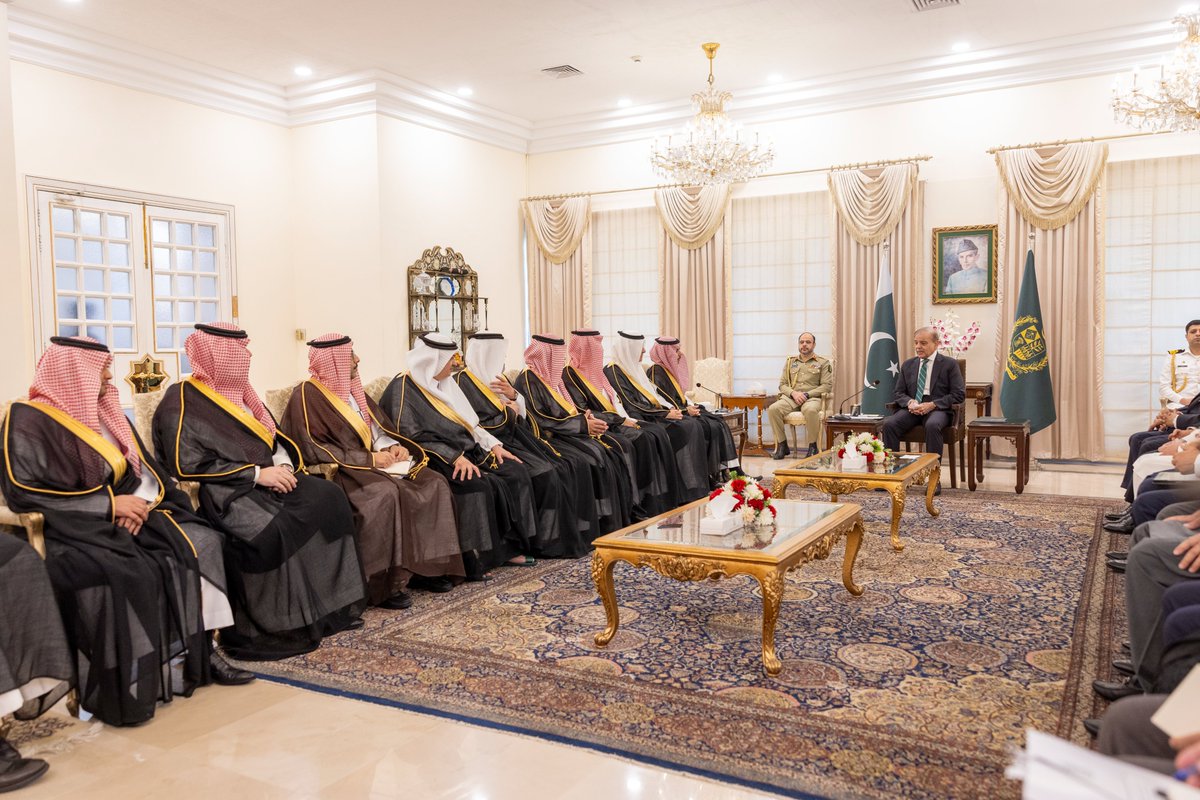KSAmofaEN's tweet photo. #Islamabad | The Prime Minister of the Islamic Republic of Pakistan, H.E. @CMShehbaz, receives Foreign Minister HH Prince @FaisalbinFarhan and the Kingdom's high-level delegation. https://t.co/4zXDaTvHW9