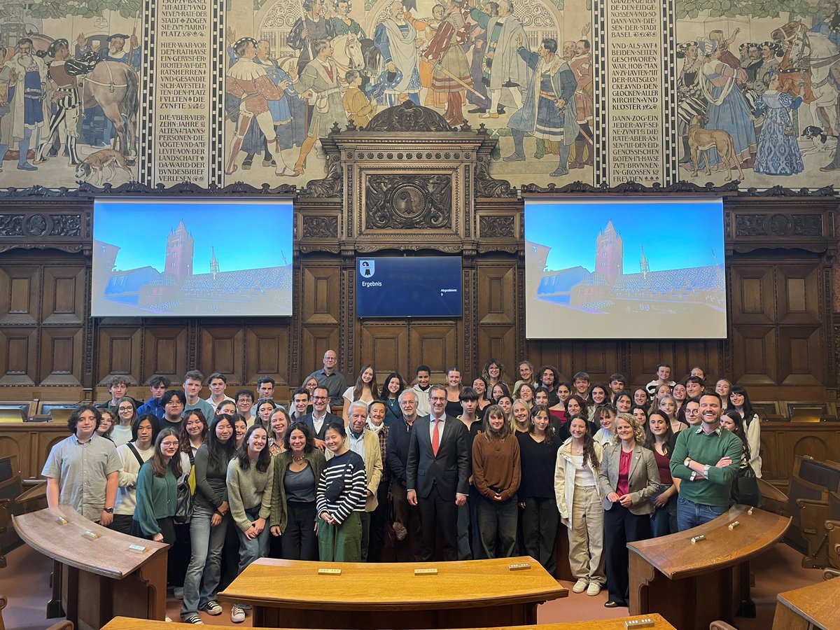 ConradinCramer's tweet photo. Welcome to Basel! 🌍 #Massachusetts und Basel-Stadt haben viele Gemeinsamkeiten – in der Forschung, der Bildung und der hohen Lebensqualität. Deshalb war es eine besondere Freude, die #Austauschschülerinnen und #Austauschschüler im Rathaus zu begrüssen. #SisterState https://t.co/Wz9aAixzYo