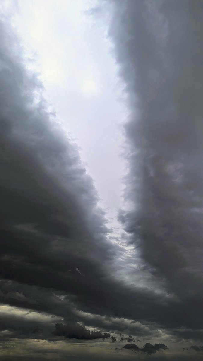 ItIsMe_Sha's tweet photo. Beautiful yet scary..... The clouds above. https://t.co/hKKD4cJmsQ