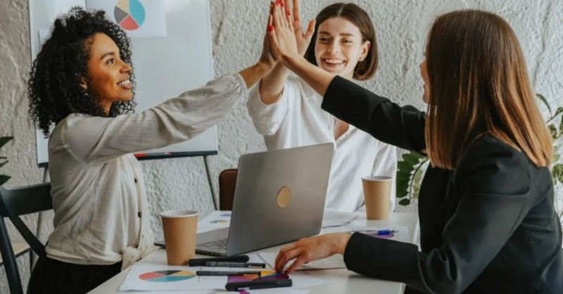 TE_empresas's tweet photo. ¿Conoces nuestro servicio de #WorkplaceMovil orientado a todos aquellos empleados con teletrabajo en tu empresa? 
Incluye ⬇⬇

➡Acceso a internet con tarifa de voz y datos
➡Protección de red a través de #SRM
➡Soporte, renovación de equipos en el puesto de trabajo

#TE_GGEE 👇