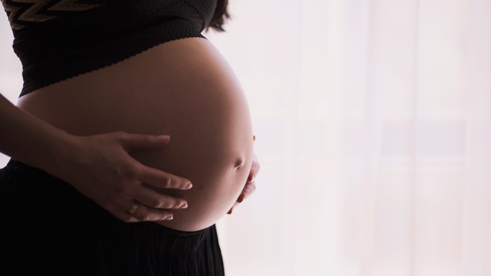 A new review of maternity care models supported by Prof @HoraSoltani has found women who experienced midwife continuity of care were less likely to have a caesarean and more likely to have a positive experience during pregnancy and childbirth. Read more - shu.ac.uk/news/all-artic…