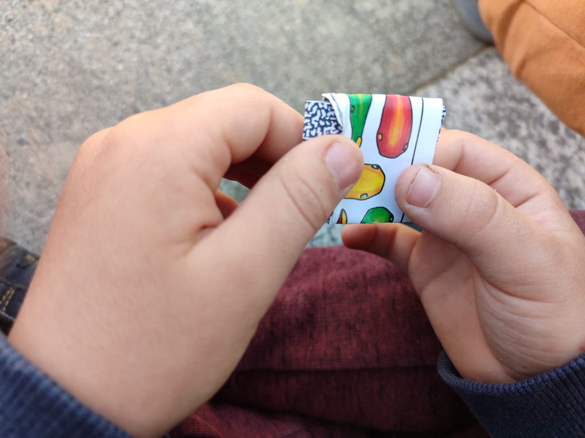 CdaVallsAneu's tweet image. Ahir vam recuperar jocs tradicionals del #Pallars als que jugaven els nostres padrins amb els alumnes de 1r de l'@EscolaSerafi #Sort. Un dia magnífic a la plaça del #CastelldeSort construint i jugant a #patacons i a #ossets. Fil 🧵🔽