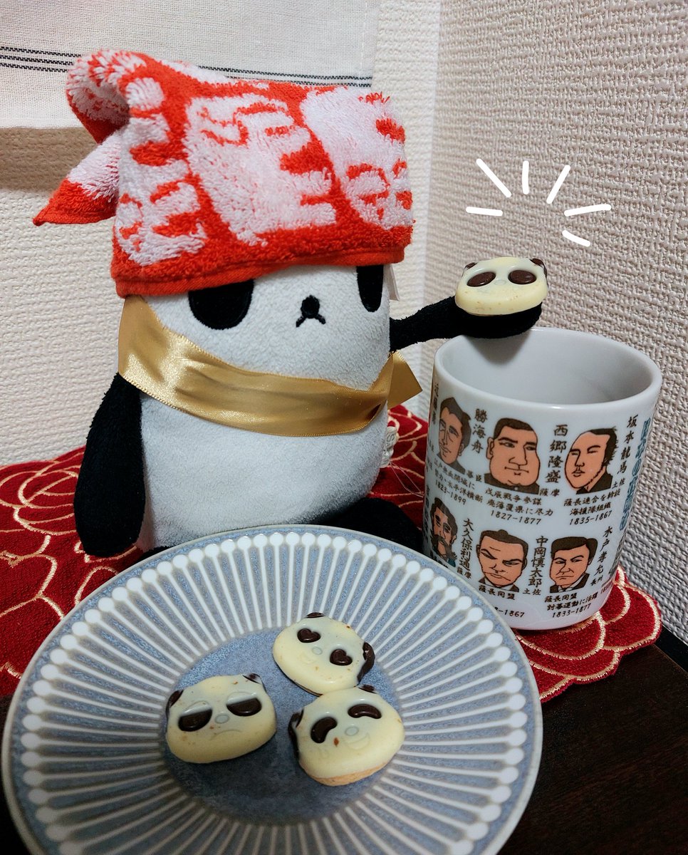 きょう〜〜〜のおやつは〜〜〜さくさくぱんだ〜〜〜🐼🐼🐼♥,､° ‹ ,､° ‹ (๑´ㅂ`๑) ｻｸｻｸ