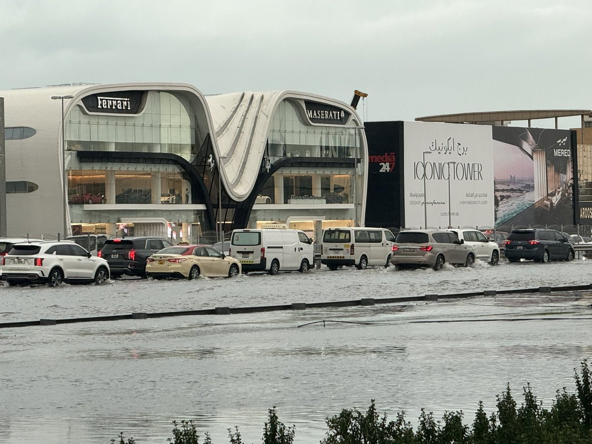 #dubaiflooding #dubaiunderwater 
Dubai eat complètement bloqué sous l’eau